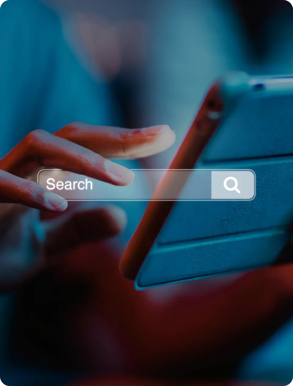 Mão digitando em um tablet, com a palavra 'Search' escrita na barra de busca