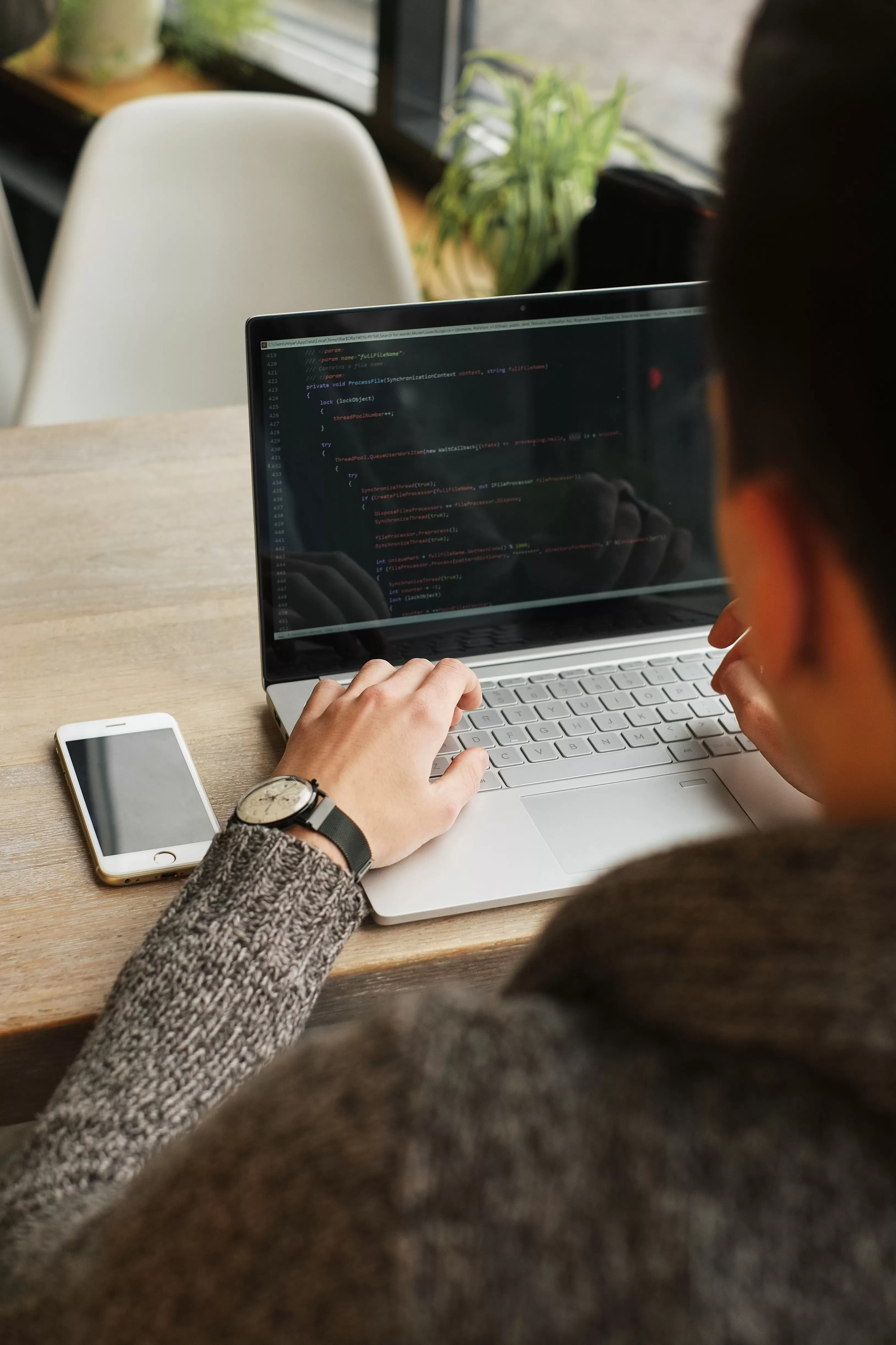 Homem digitando código de programação